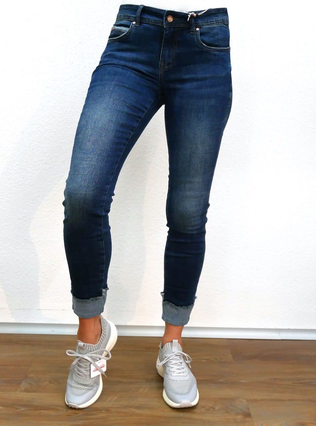 jeans red button