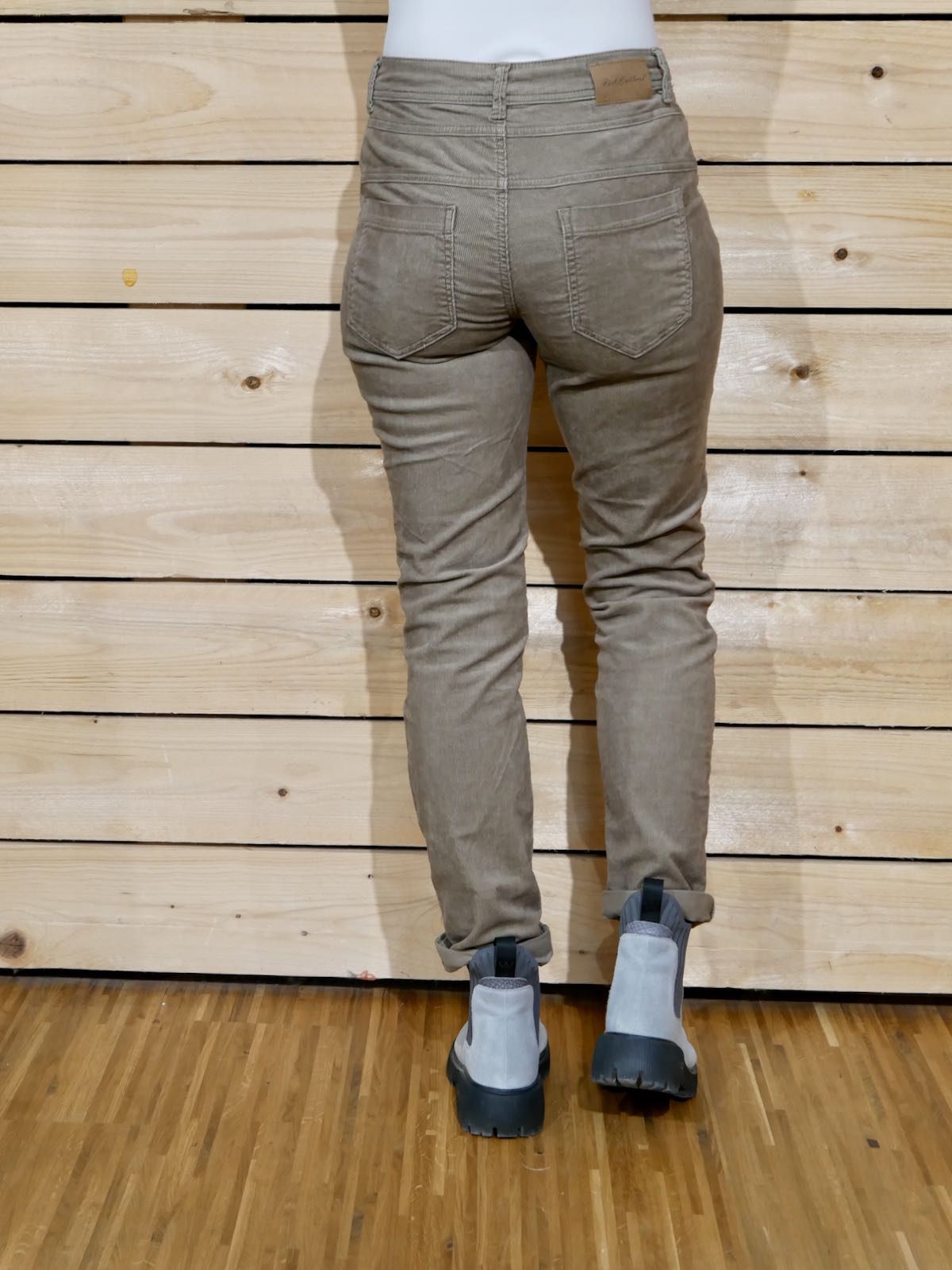 Red Button Hose Relax 14W Cord - truffle – Bild 3